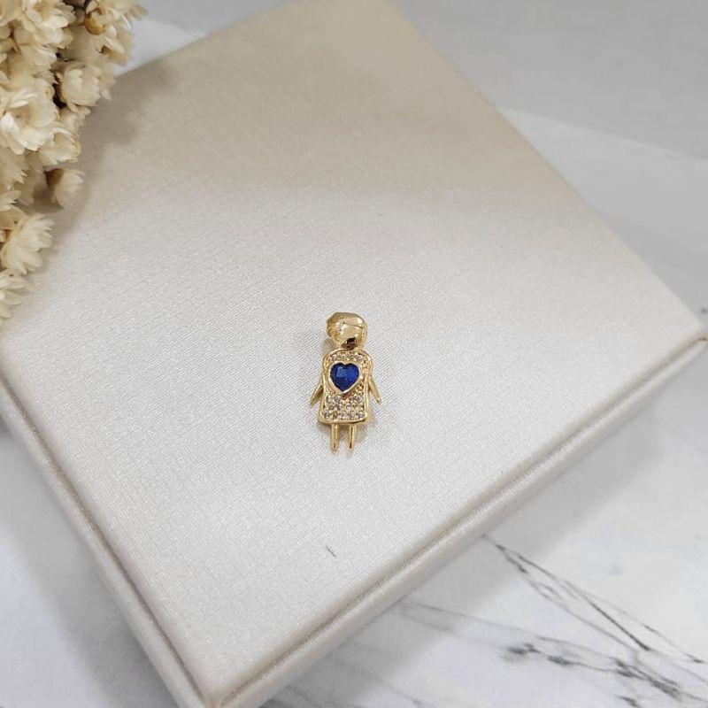 PINGENTE MENINO CRAVEJADO COM CORAÇÃO COR AZUL SAFIRA BANHADO A OURO 18K