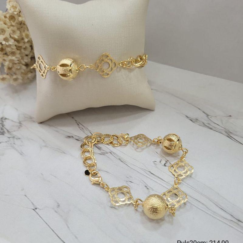 Pulseira  2 bolas grandes jateadas sendo 1 vazada corrente dupla 4 flores vazadas  banhado a ouro 18k TAM20CM