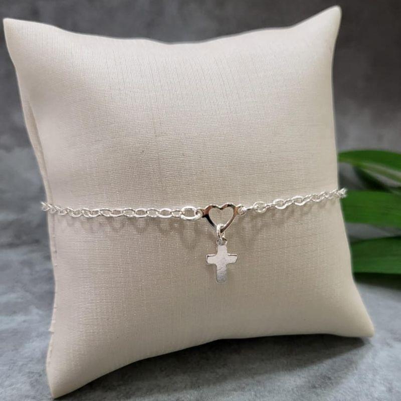Pulseira com pingente coracao vazado e cruz lisa prata 925 TAM18CM