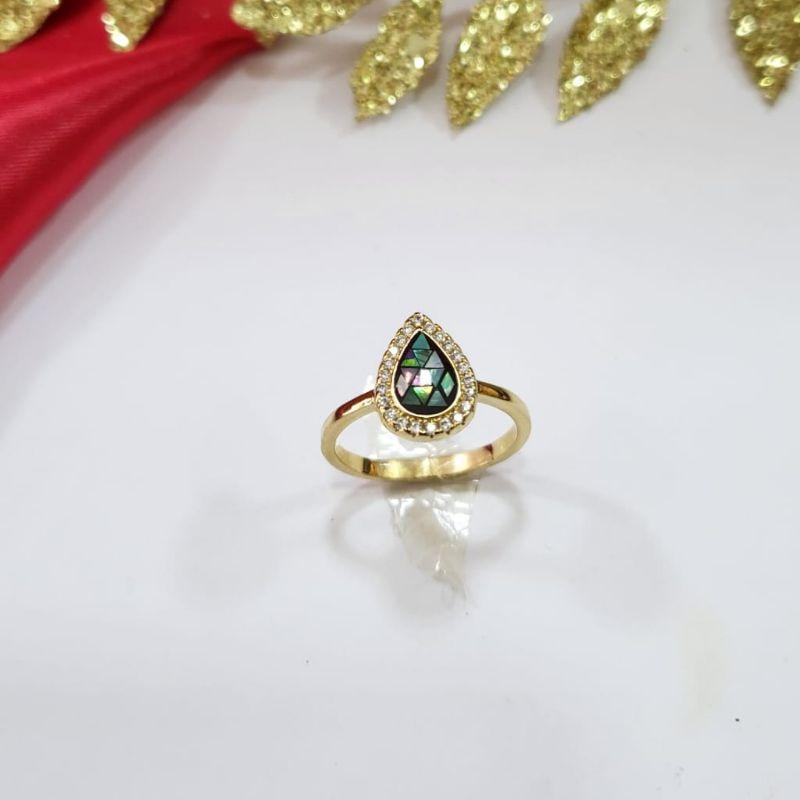 Anel gota em madreperola colorido com bordas cravejadas banhado a ouro 18k