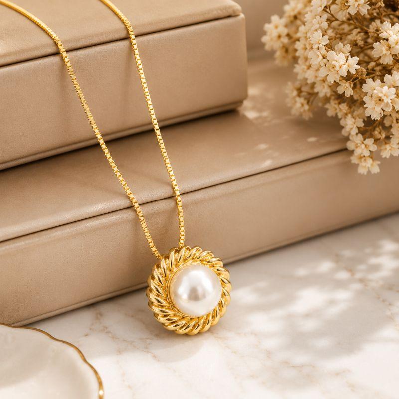 GARGANTILHA COM PINGENTE REDONDO TOCIDO COM 1 PEROLA BANHADO A OURO 18K