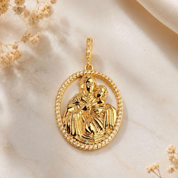 PINGENTE NOSSA SENHORARA DO CARMO CRAVEJADA BANHADO A OURO 18K