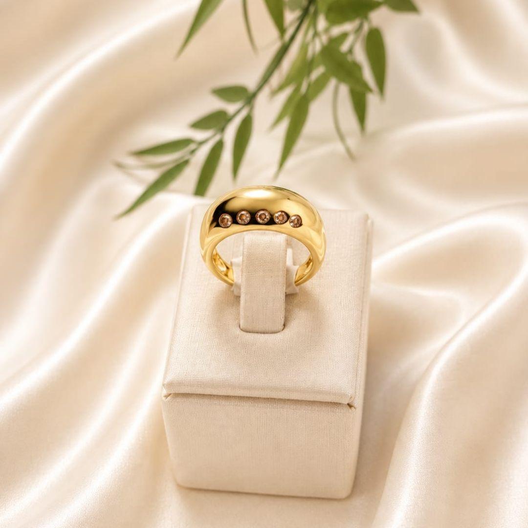 Anel abaulado com oito pedrinhas na cor cristal banhado a ouro 18k