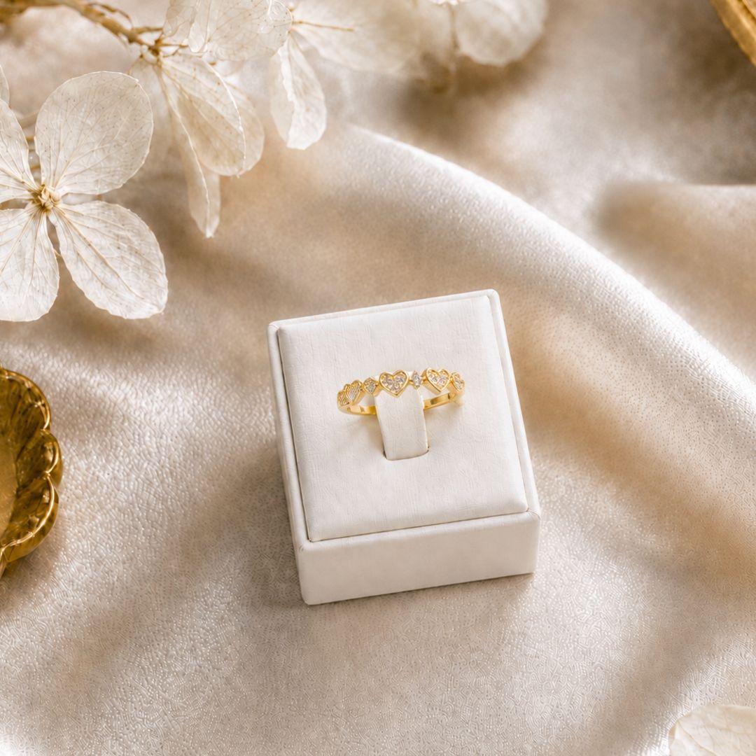 Anel aparador com 3 coracoes cravejados + 4 zirconias  banhado a ouro 18k