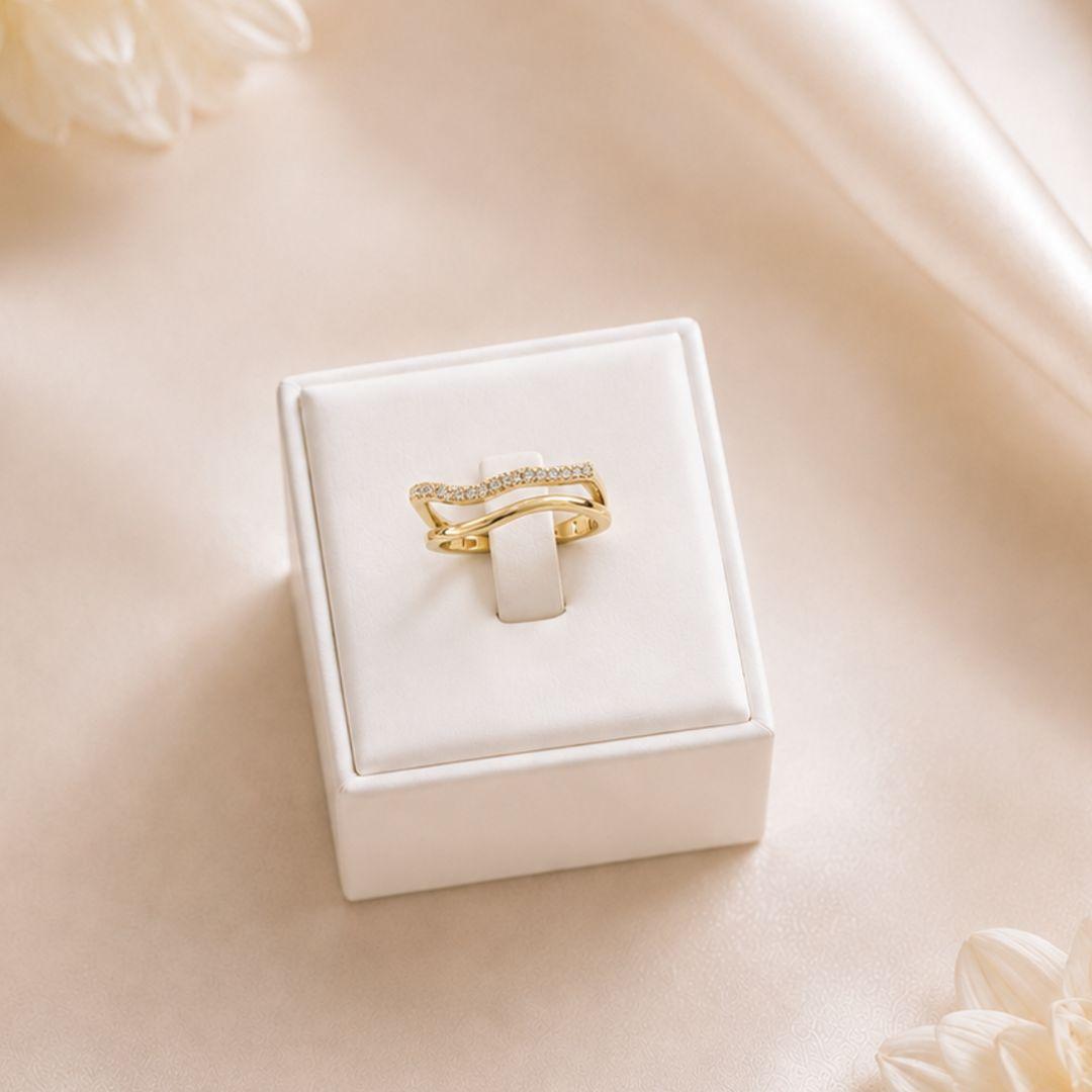 Anel  aro duplo liso e base reta com onda em zirconia banhado a ouro 18k