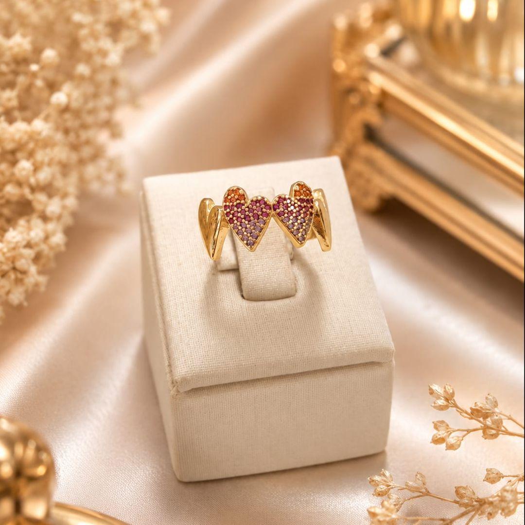 ANEL COM 2 CORAÇÕES CRAVEJADOS E 2 LISOS BANHADO A OURO 18K