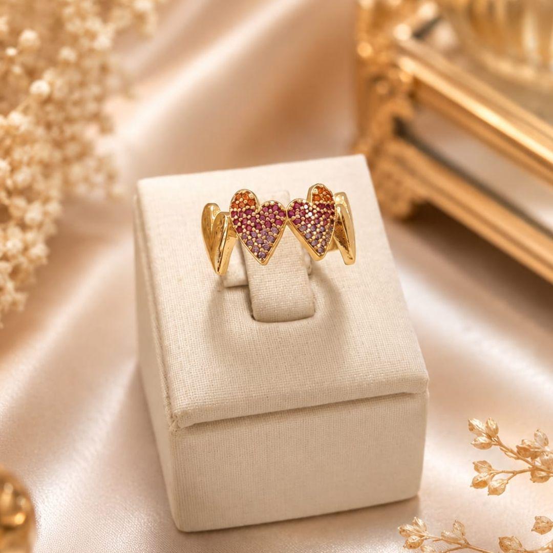 ANEL COM 2 CORACOES CRAVEJADOS E 2 LISOS BANHADO A OURO 18K