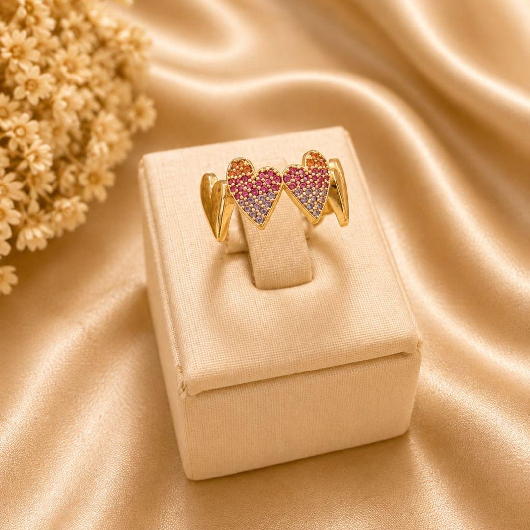 ANEL COM 2 CORACOES CRAVEJADOS E 2 LISOS BANHADO A OURO 18K