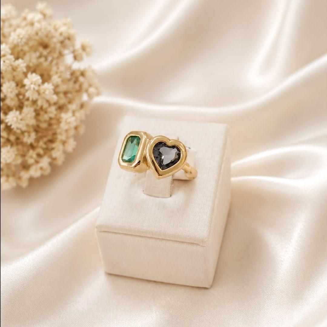 ANEL COM 2 PEDRAS EM FOMA DE CORACAO E RETANGULAR LILAS E VERDE BANHADO A OURO 18K