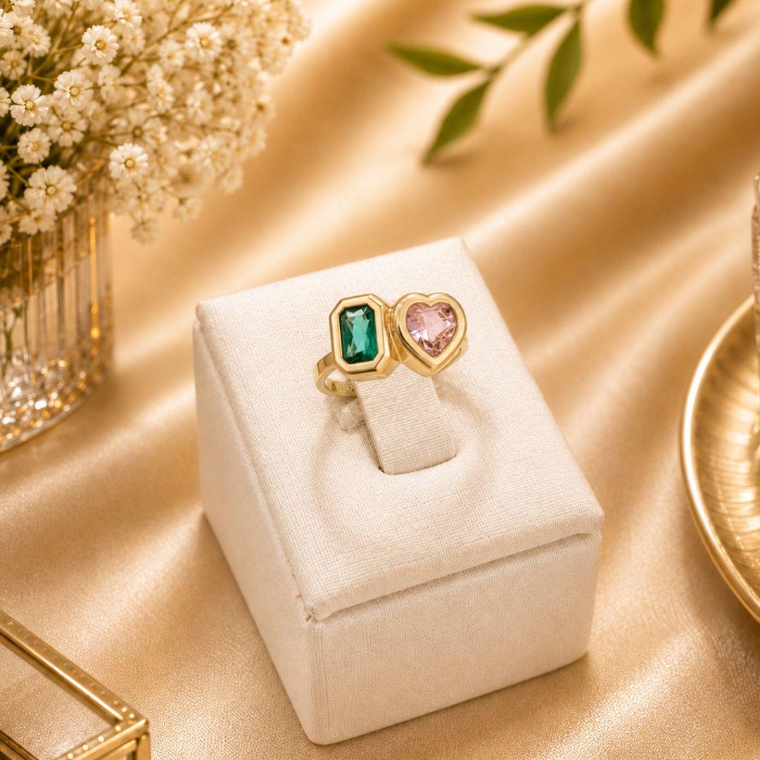 ANEL COM 2 PEDRAS EM FOMA DE CORACAO E RETANGULAR  ROSA E VERDE BANHADO A OURO 18K