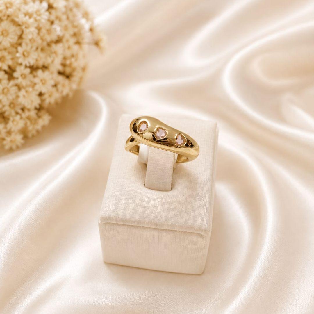 ANEL COM 3 CORAÇÕES EM PEDRA QUARTZO ROSA BANHADO A OURO 18K
