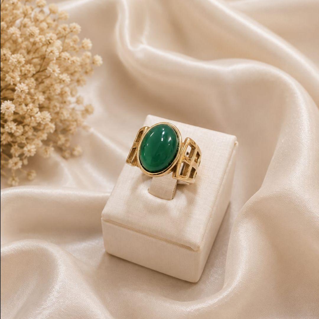 ANEL COM FUROS QUADRADOS LATERAIS E PEDRA OVAL QUARTZO VERDE BANHADO A OURO 18K