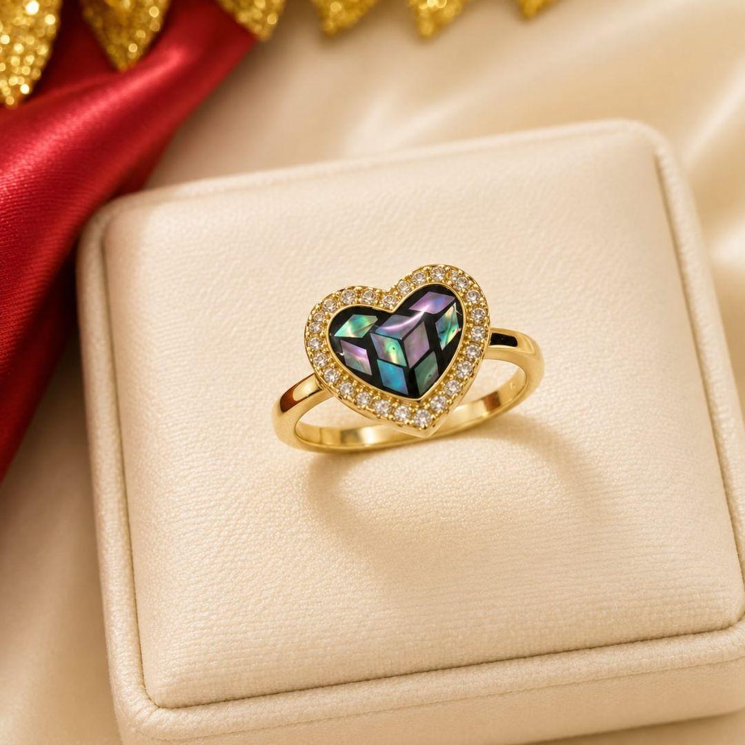Anel coracao em madreperola colorido com bordas cravejadas banhado a ouro 18k