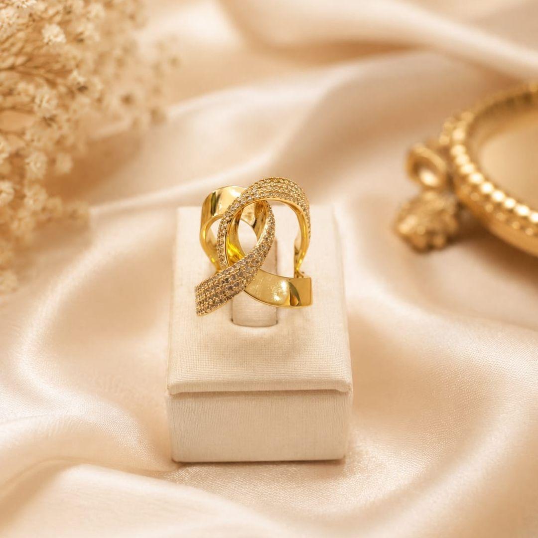 Anel cruzado liso e cravejado banhado a ouro 18k