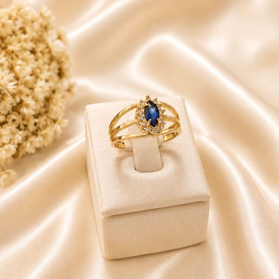 Anel de formatura feminino pedra em navete oval na cor azul bic com zirconias banhado a ouro 18k