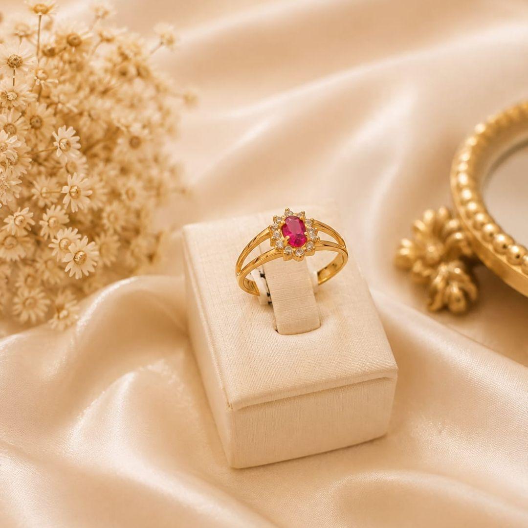 Anel de formatura feminino pedra oval na cor rosa com zirconias banhado a ouro 18k