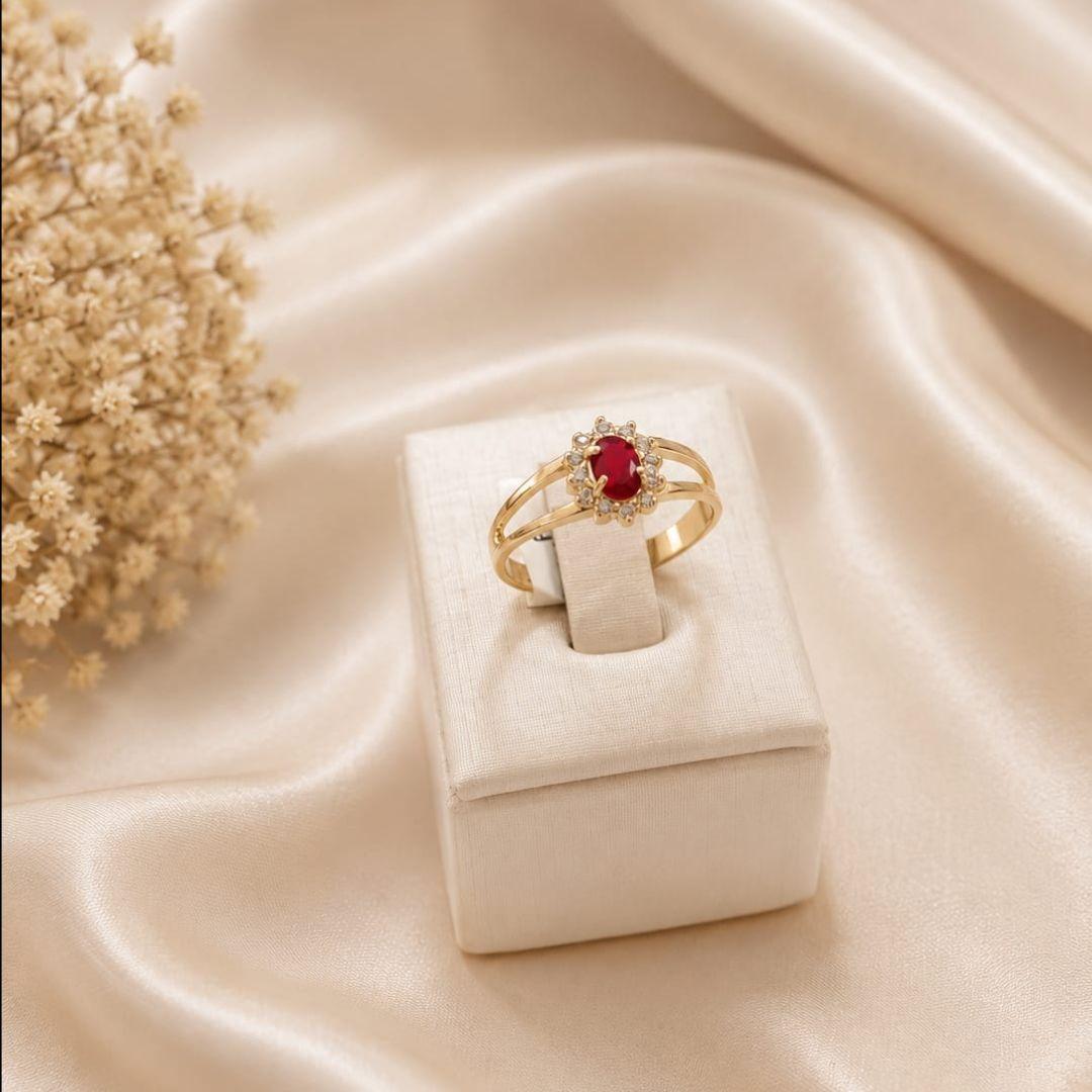 Anel de formatura feminino pedra oval na cor rubi com zirconias banhado a ouro 18k