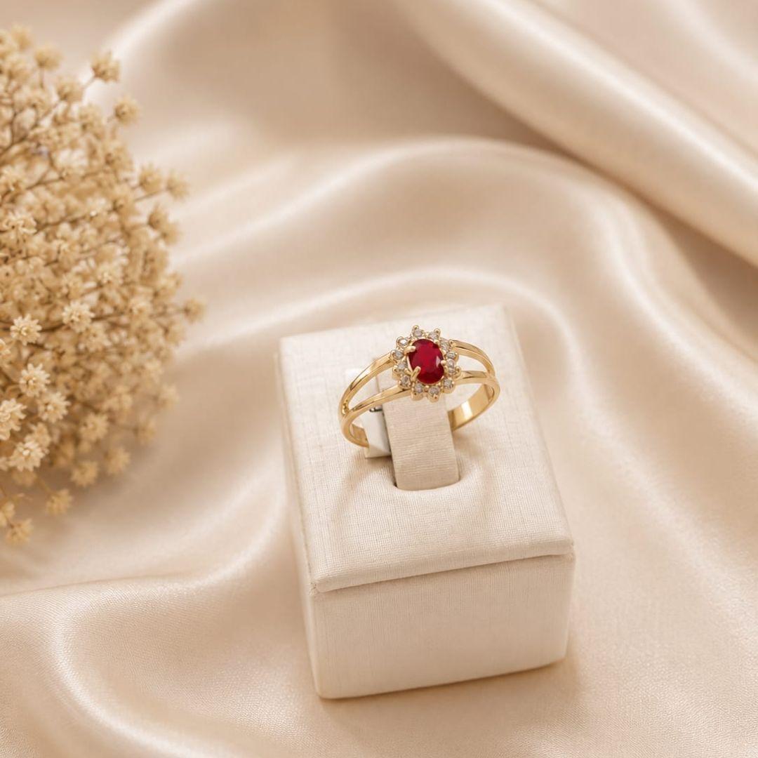 Anel de formatura feminino pedra oval na cor rubi com zirconias banhado a ouro 18k