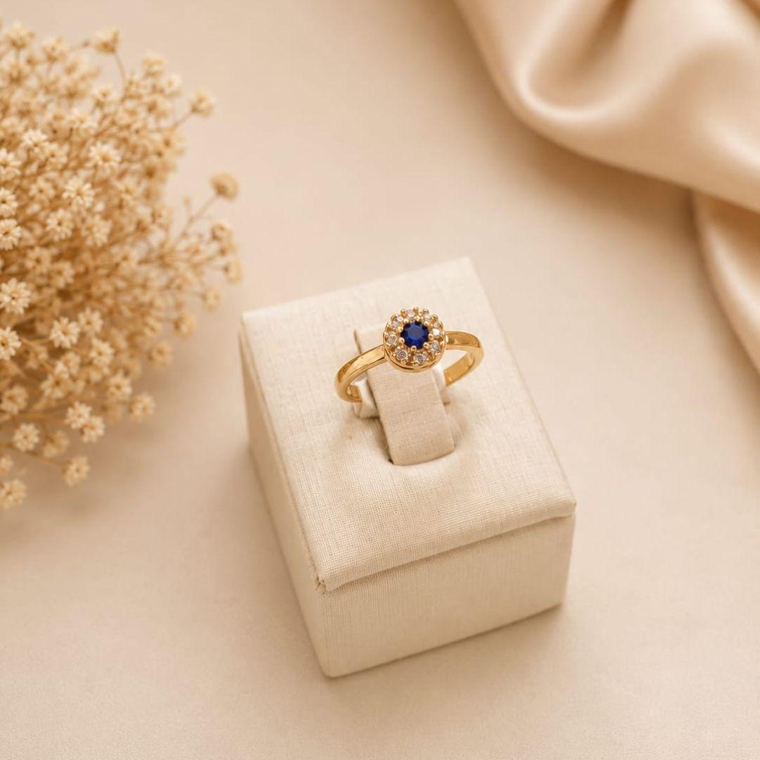 Anel de formatura feminino pedra redonda na cor azul bic com zirconias banhado a ouro 18k