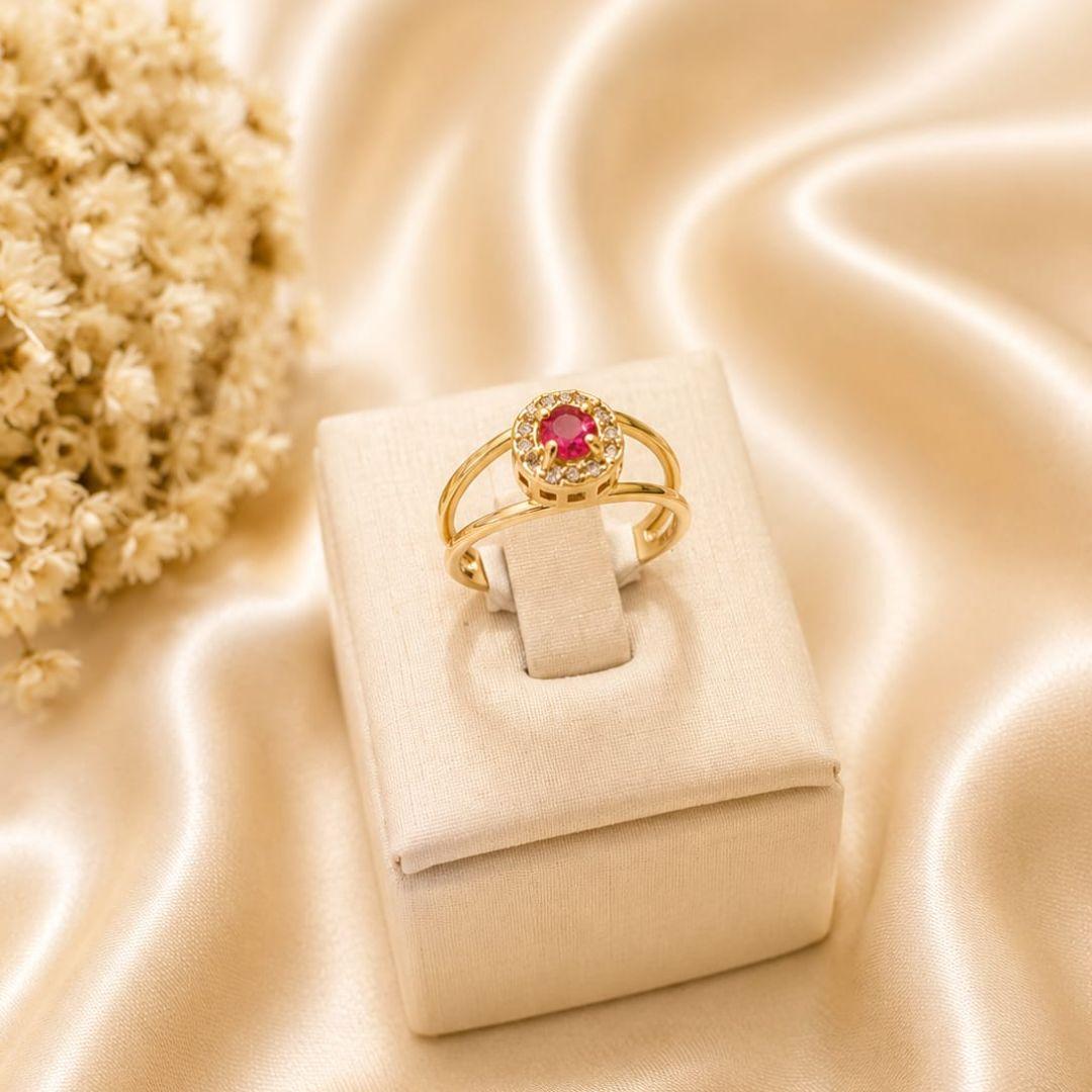 Anel de formatura feminino pedra redonda na cor rosa com zirconias banhado a ouro 18k
