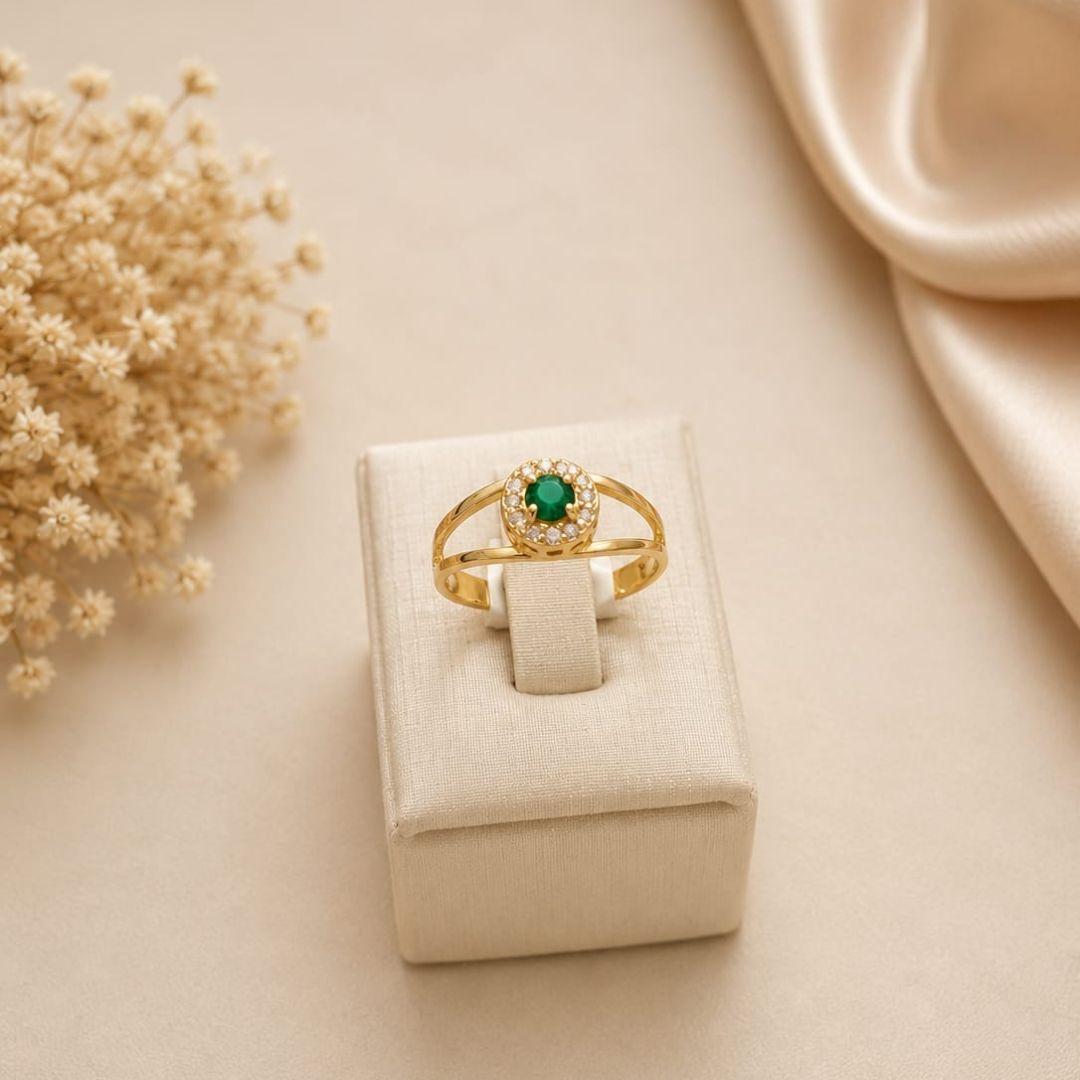 Anel de formatura feminino pedra redonda na cor verde turmalina com zirconias banhado a ouro 18k