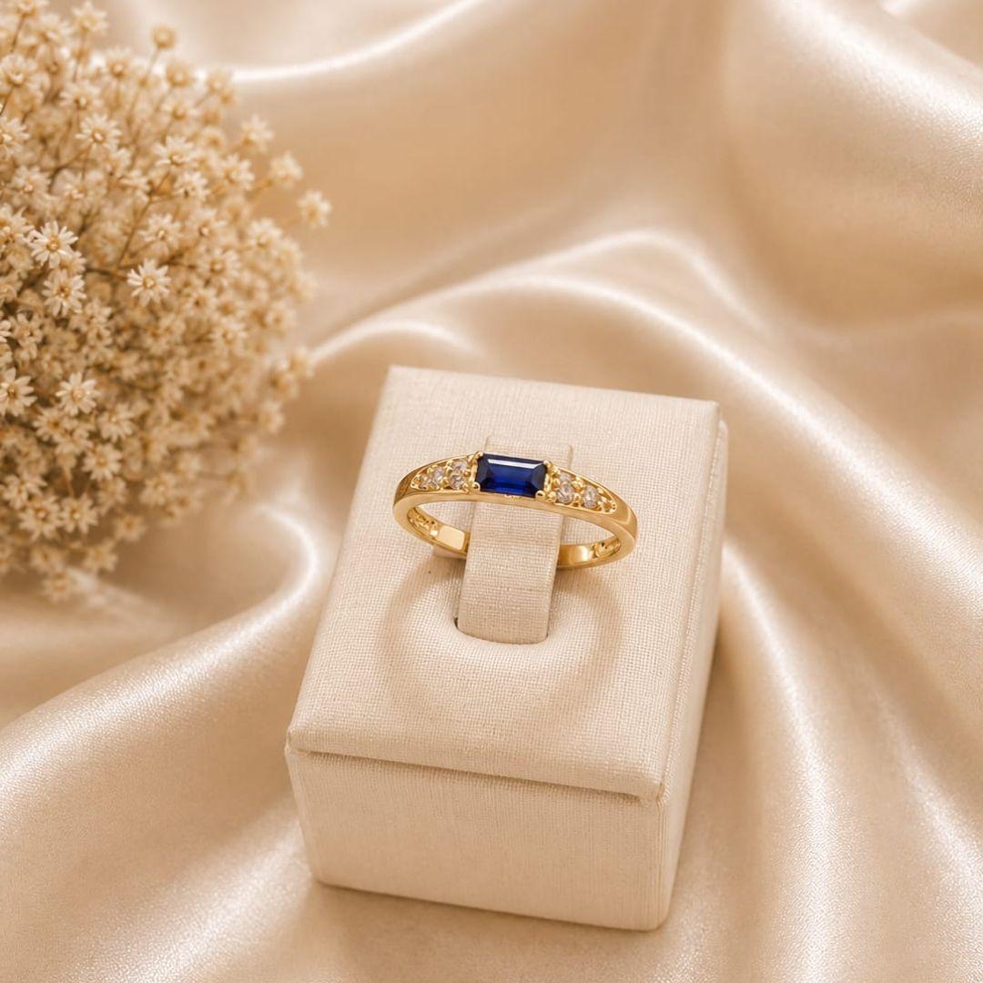 Anel de formatura feminino pedra retangular na cor azul bic com zirconias nas laterais banhado a ouro 18k