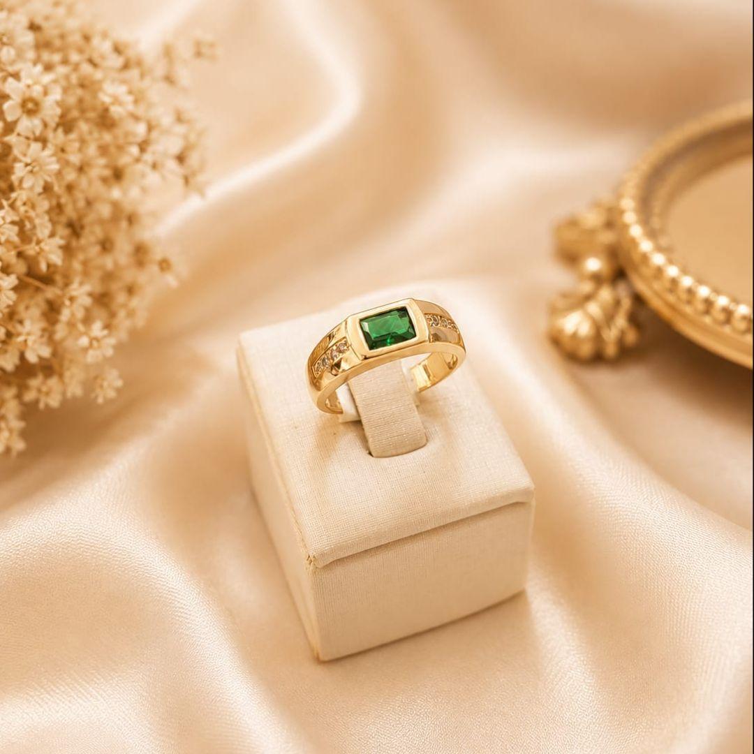 Anel de formatura masculino com pedra retangular na cor verde turmalina com oito zirconias banhado a ouro 18k
