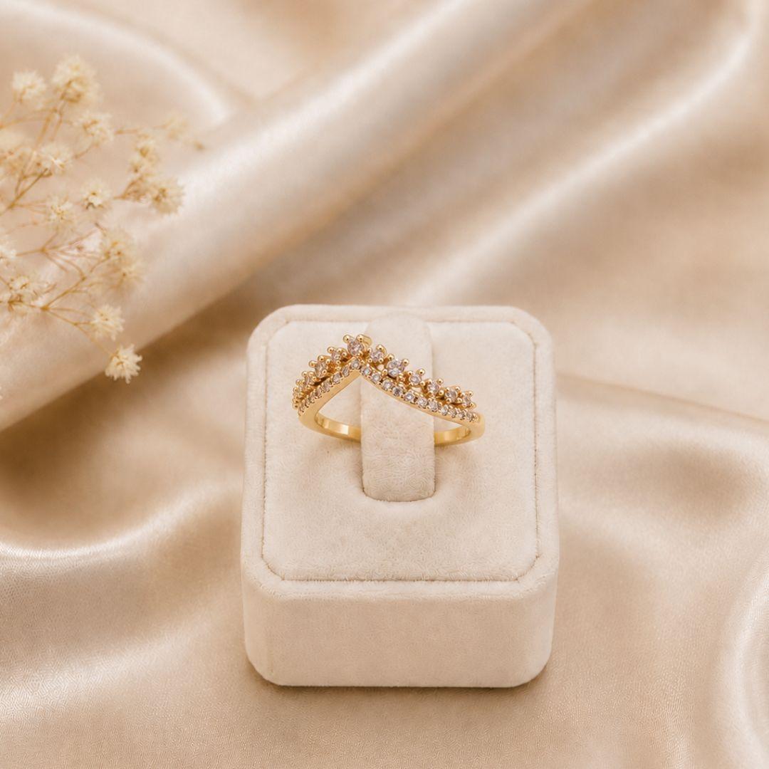 Anel em forma de coroa cravejado banhado a ouro 18k