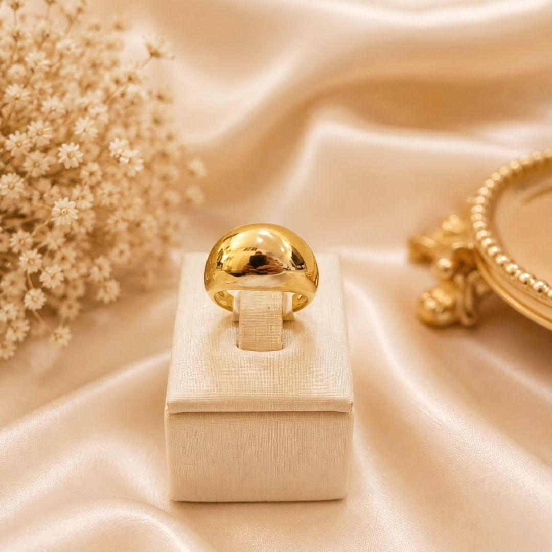 Anel liso abaulado oco banhado a ouro 18K