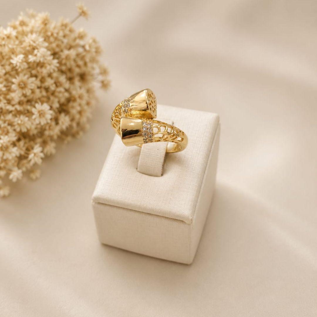 Anel luxo cravejado vazado estilo pata de cavalo banhado a ouro 18k