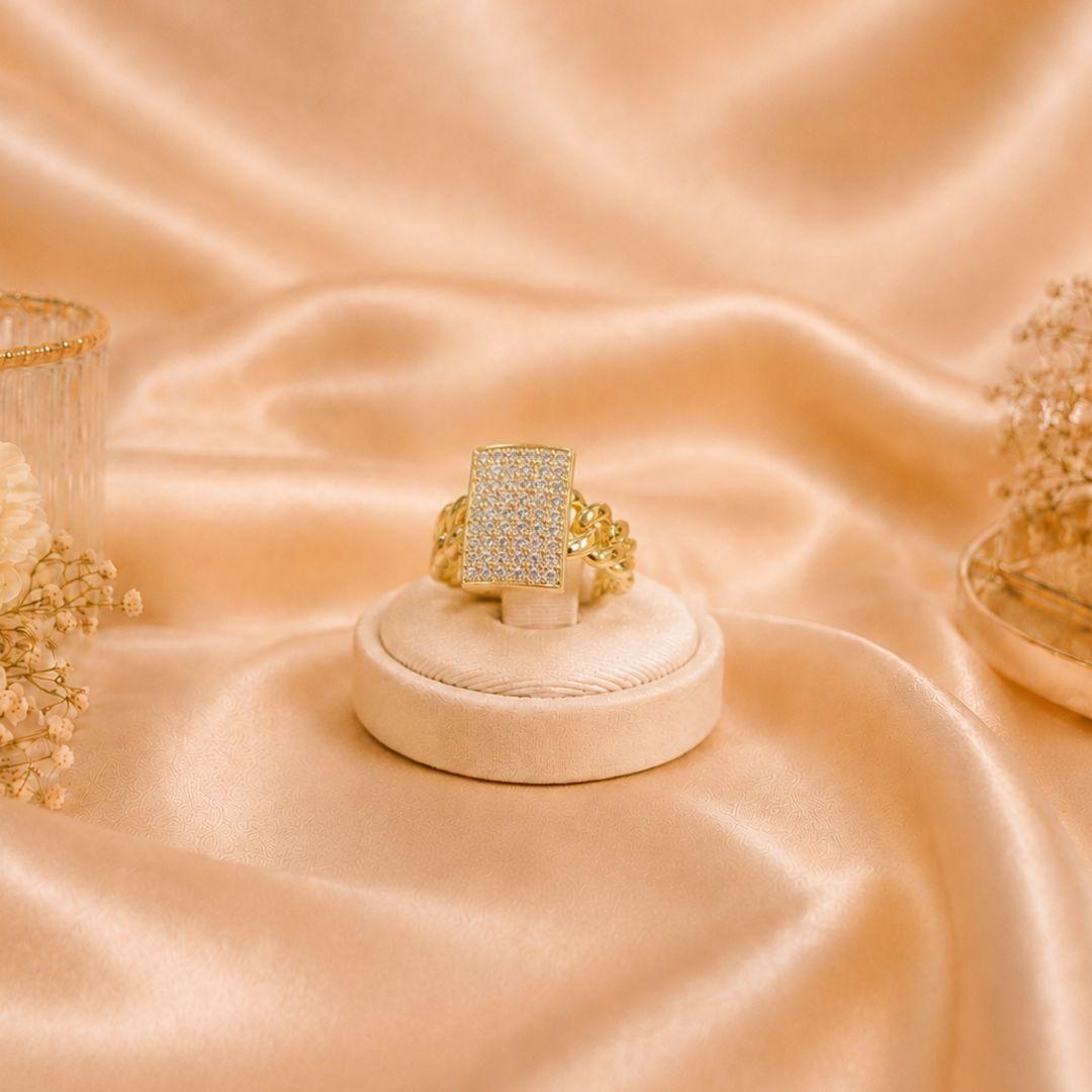 Anel luxo retangulo cravejado e lateral estilo corrente banhado a ouro 18k