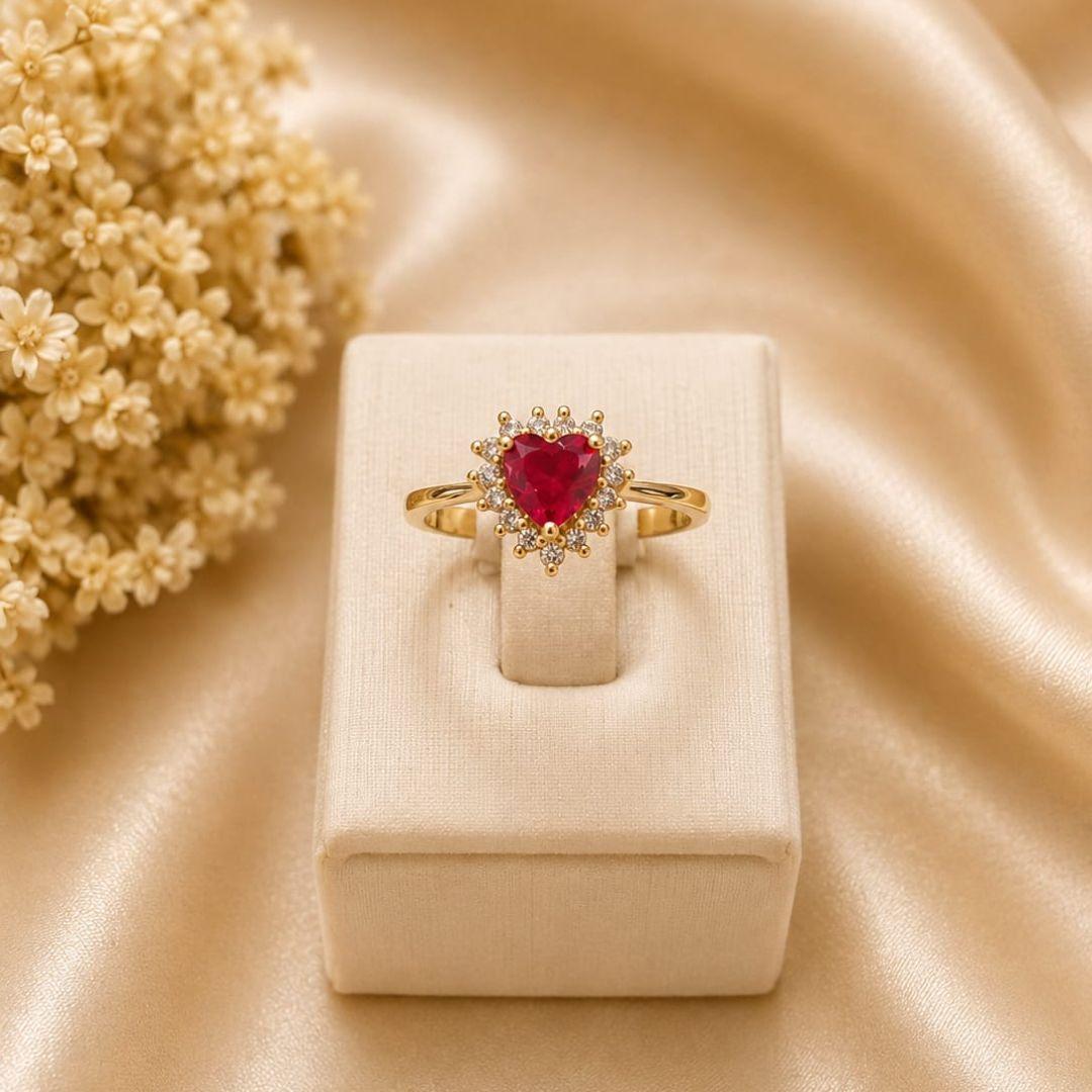 ANEL PEDRA CORACAO COR RUBI COM LATERAIS CRAVEJADOS BANHADO A OURO 18K