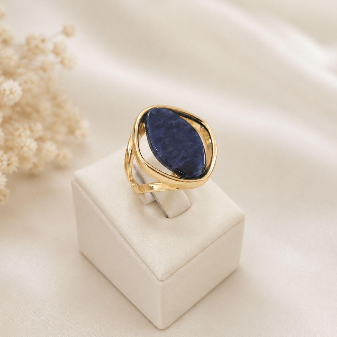 Anel vazado nas laterais pedra natural oval sodalita banhado a ouro 18k