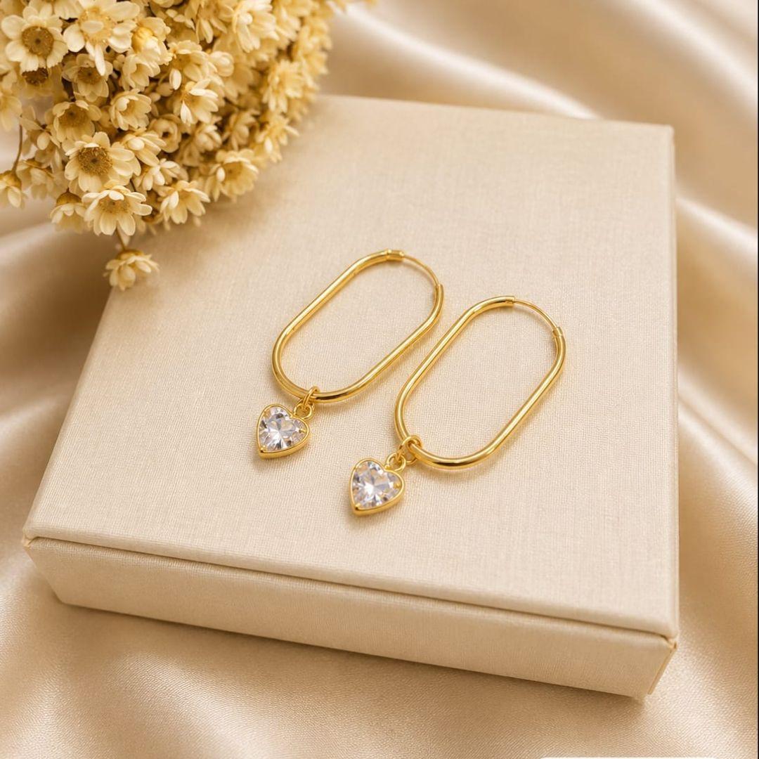 ARGOLA OVAL COM PINGENTE DE CORACAO TRANSPARENTE FIO REDONDO 4,5CM   BANHADO A OURO 18K