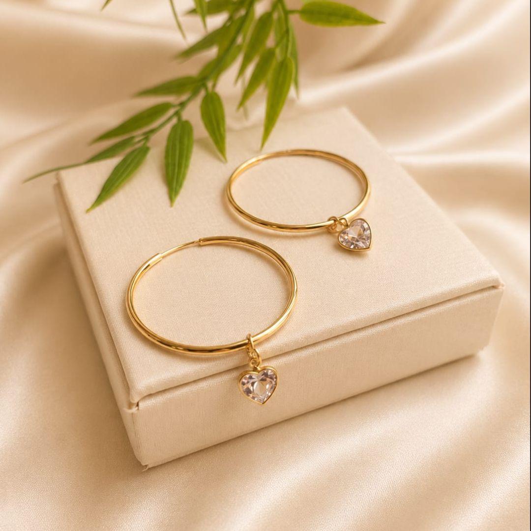 ARGOLA REDONDA FECHADA COM PINGENTE DE CORACAO CRISTAL 5,5CM  BANHADO A OURO 18K