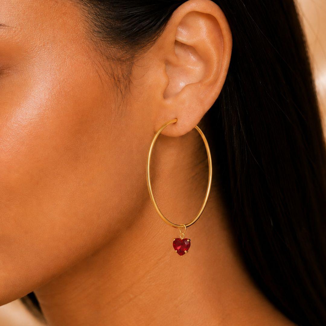 ARGOLA REDONDA FECHADA COM PINGENTE DE CORACAO VERMELHO 5,5CM  BANHADO A OURO 18K