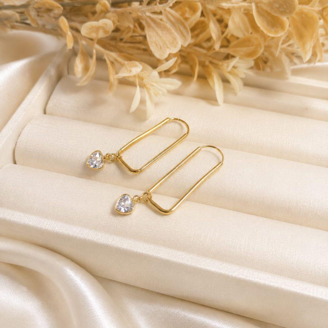 ARGOLA  RETANGULAR LISA  COM PINGENTE DE CORACAO CRISTAL  FIO REDONDO 4,2CM  BANHADO A OURO 18K