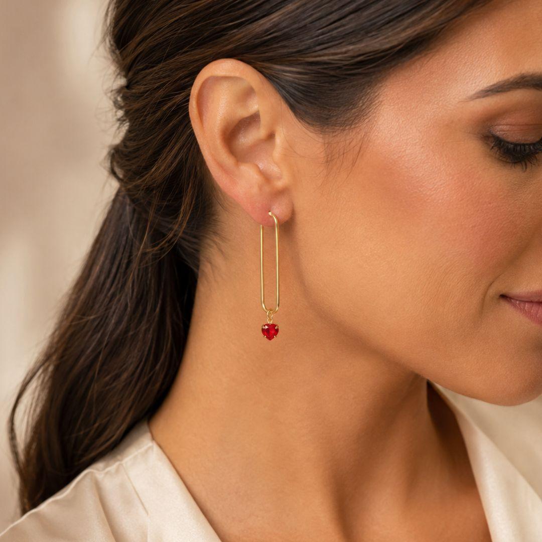 ARGOLA  RETANGULAR LISA  COM PINGENTE DE CORACAO VERMELHO  FIO REDONDO 4,2CM  BANHADO A OURO 18K