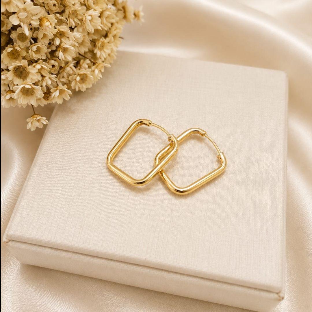 ARGOLA RETANGULAR LISA FIO REDONDO 2,3CM  BANHADO A OURO 18K