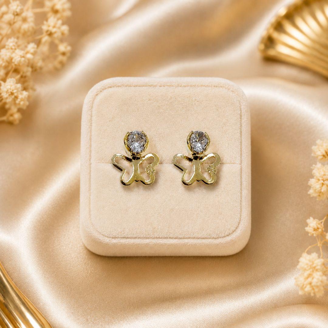 Brinco borboletinha toda vazada com uma pedrinha na cor cristal banhado a ouro 18k