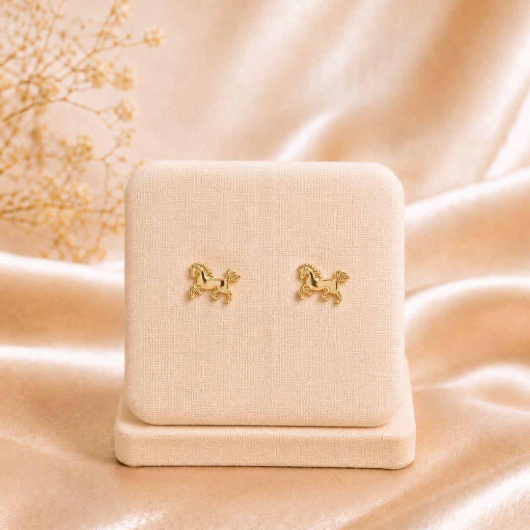 BRINCO CAVALO PEQUENO BANHADO A OURO 18K