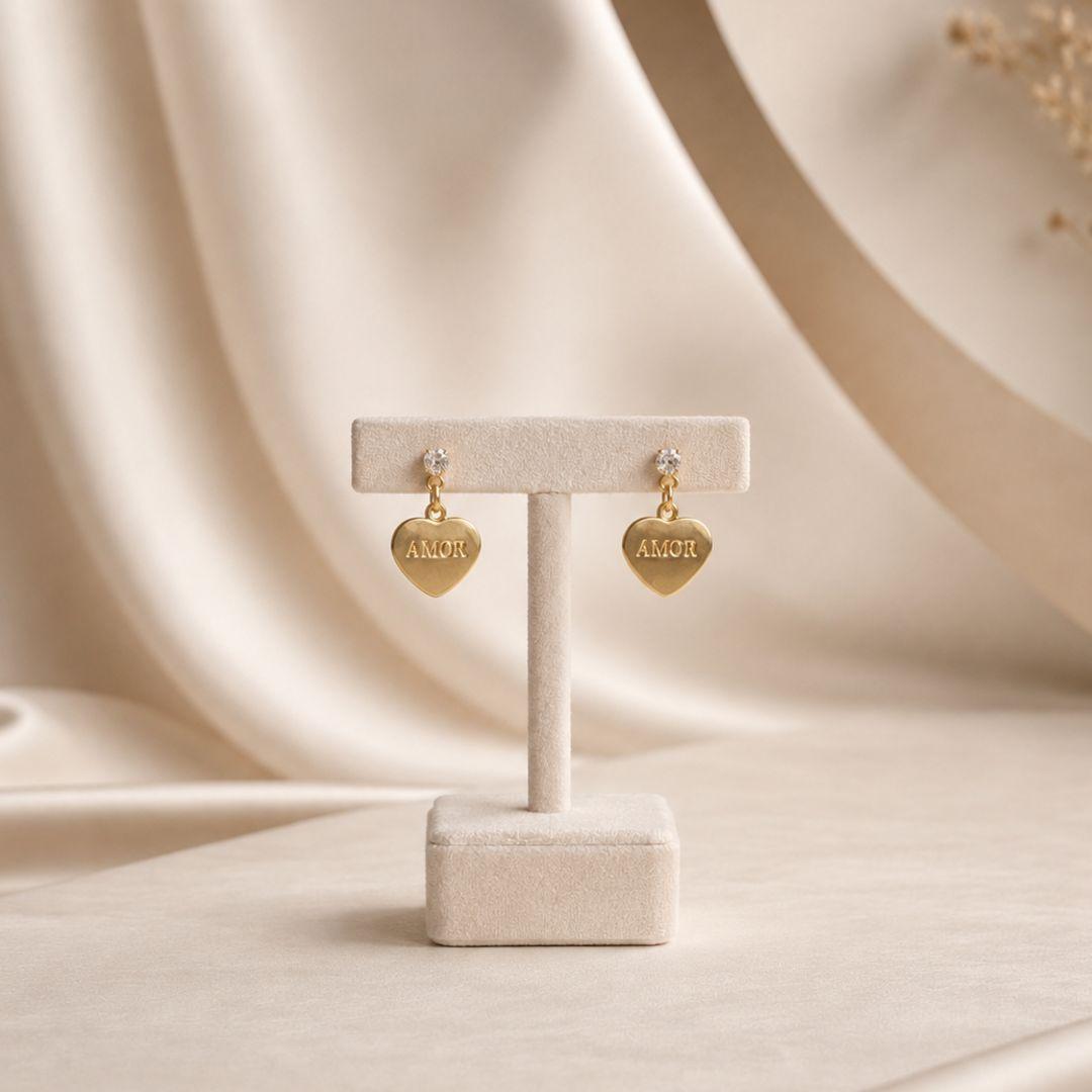 BRINCO CORAÇÃO COM A PALAVRA AMOR COM UM PONTO DE LUZ BANHADO A OURO 18K