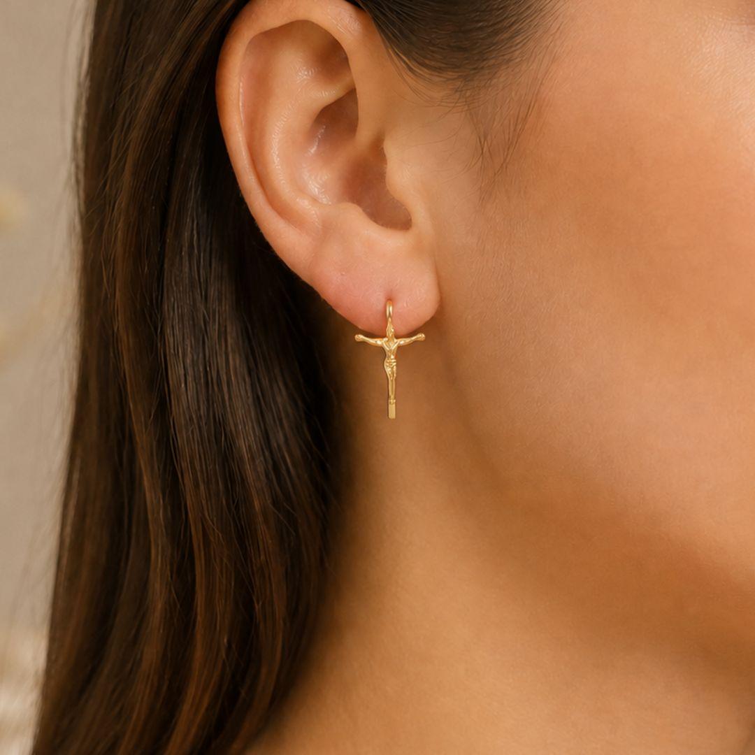 BRINCO CRUCIFIXO COM CRISTO BANHADO A OURO 18K