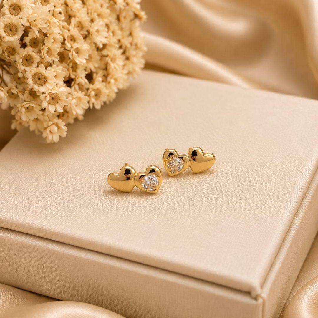 Brinco dois coracoes fixo sendo um com zirconia 4mm  banhado a ouro 18k