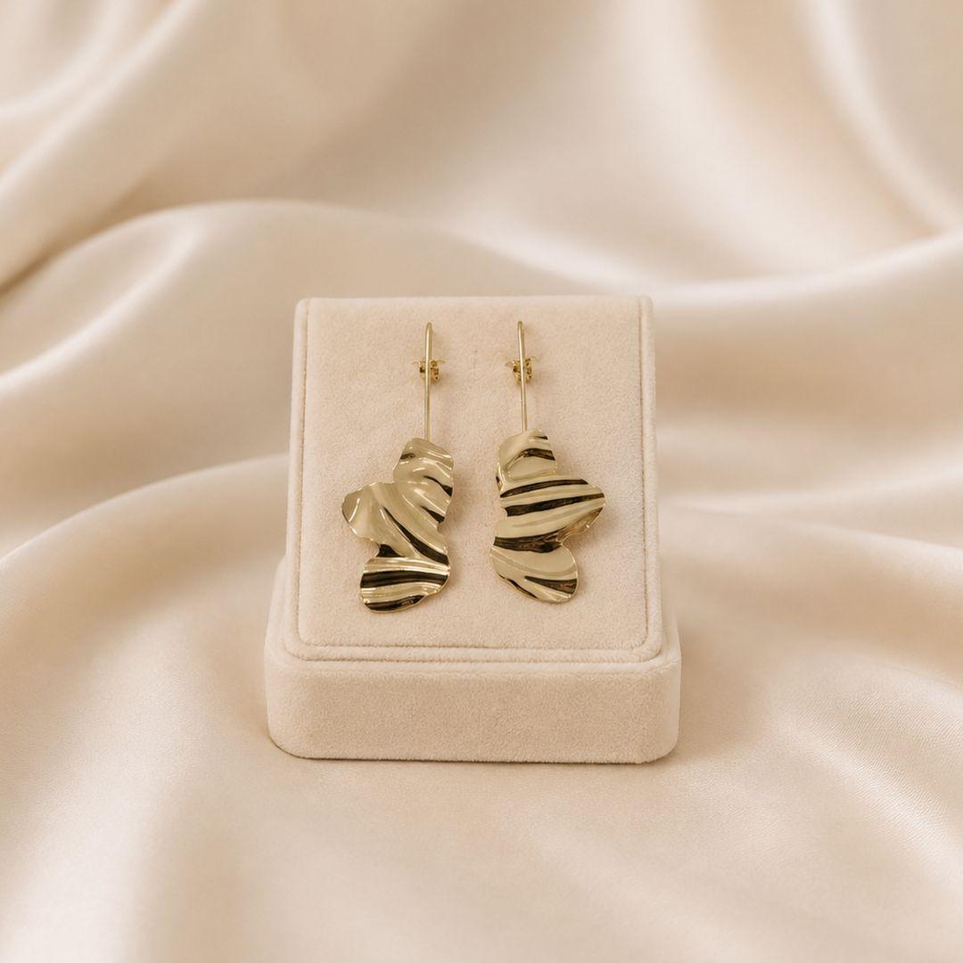 Brinco gancho meia flor amassada banhado a ouro 18k
