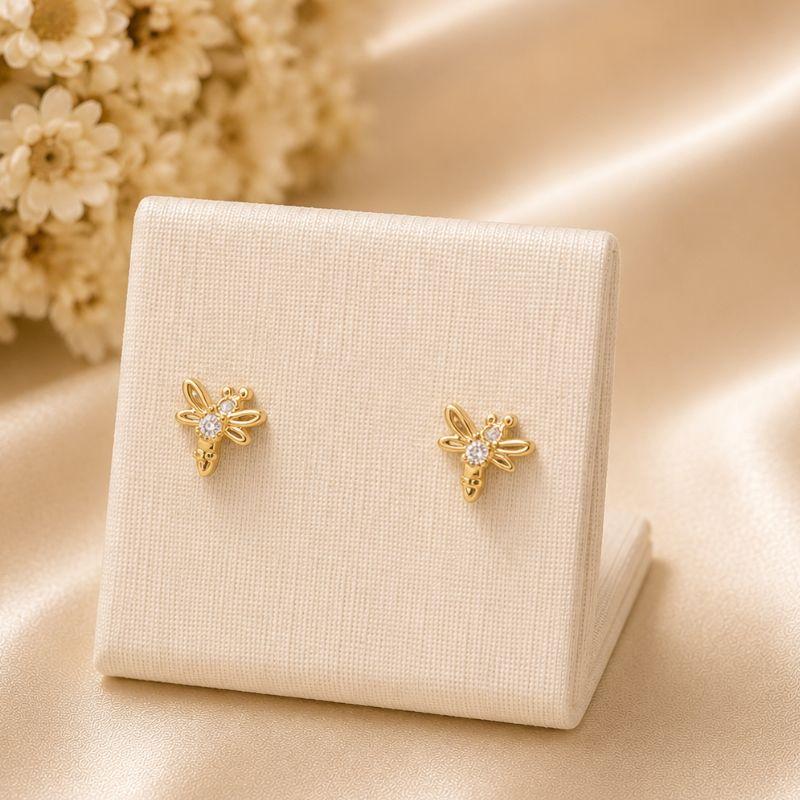 BRINCO LIBELULA PEQUENO COM 3 ZIRCONIAS BANHADO A OURO 18K