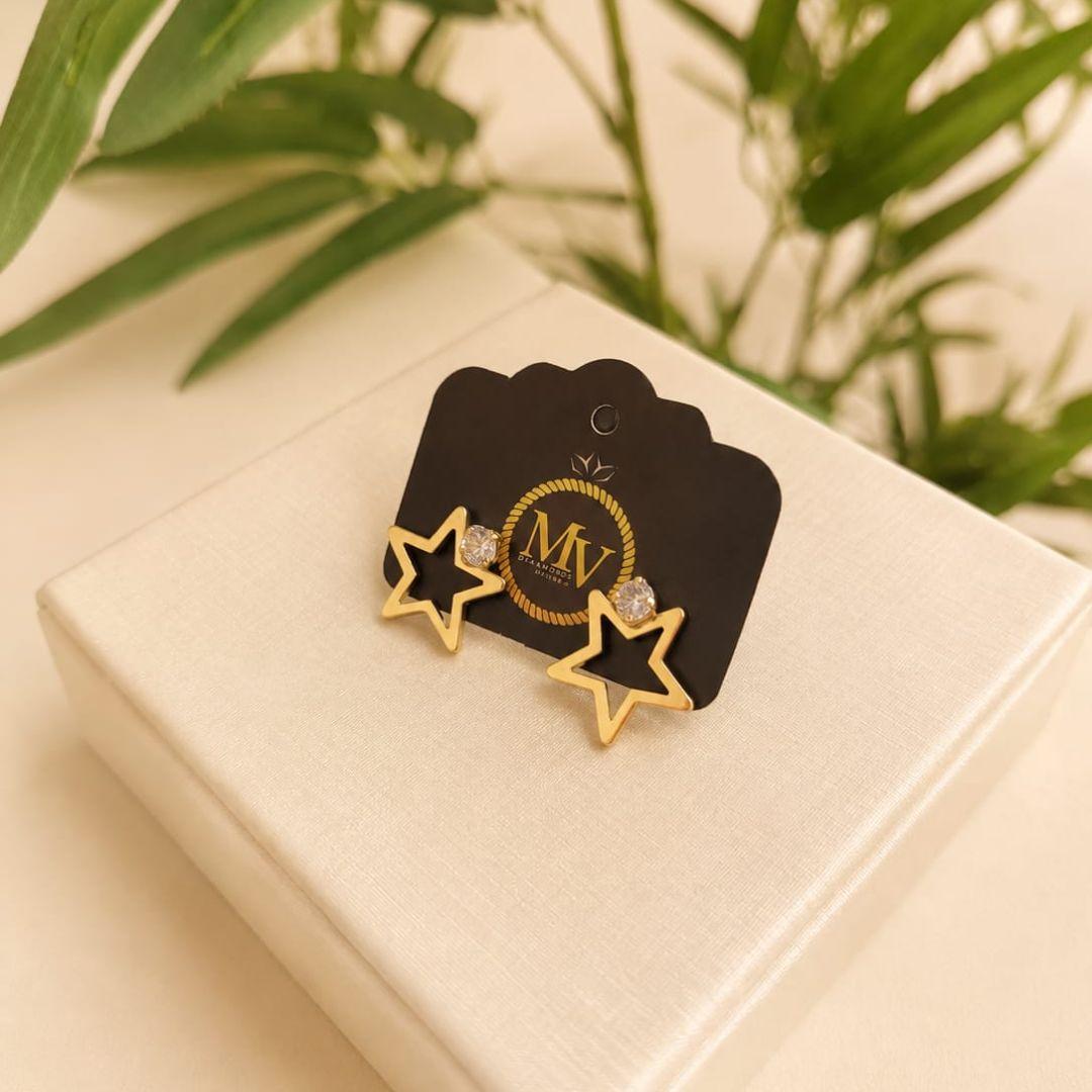 BRINCO OURINHO ESTRELA COM UM PONTO DE LUZ CRISTAL BANHADO A OURO 18K