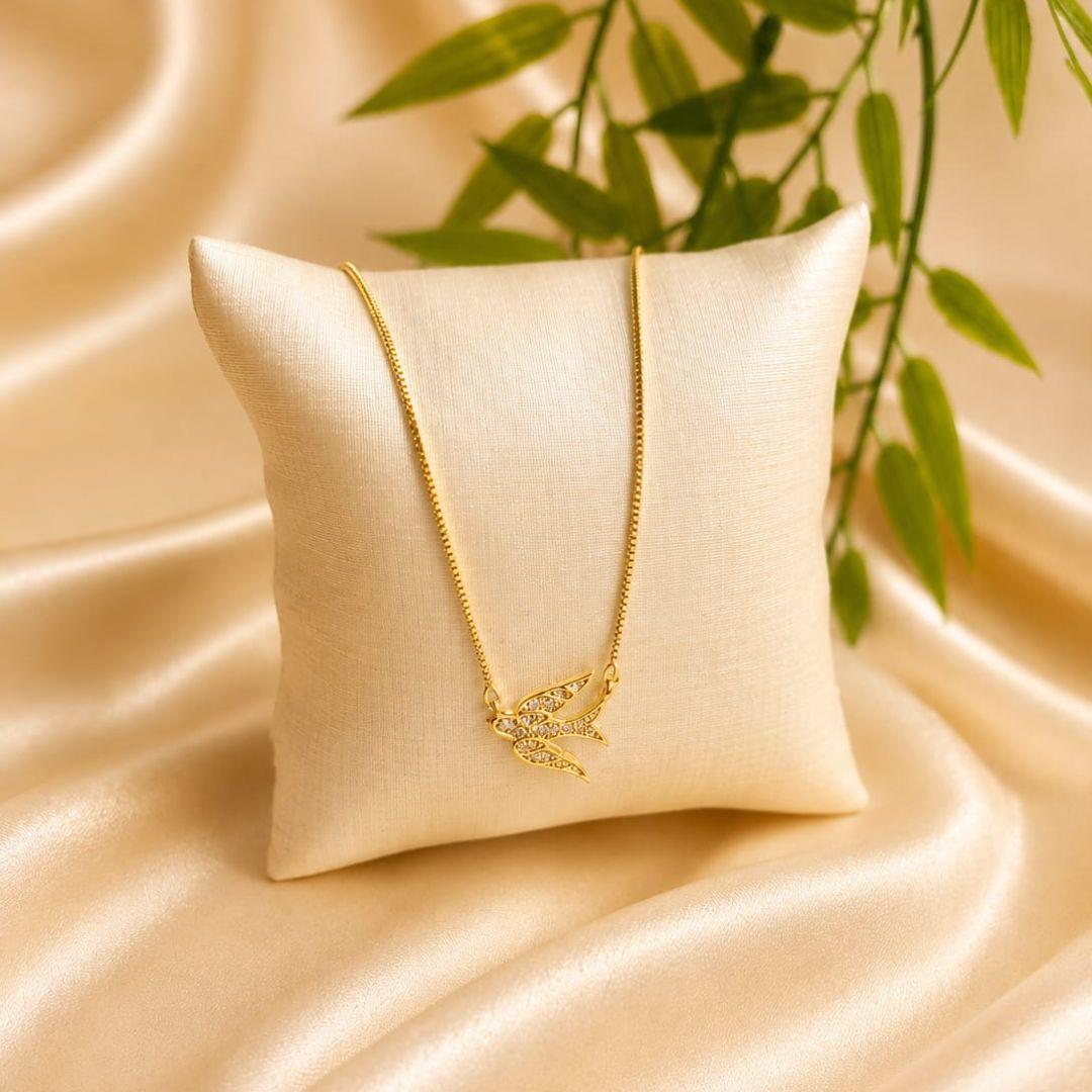 COLAR COM PINGENTE ANDORINHA CRAVEJADO BANHADO A OURO 18K TAM45CM