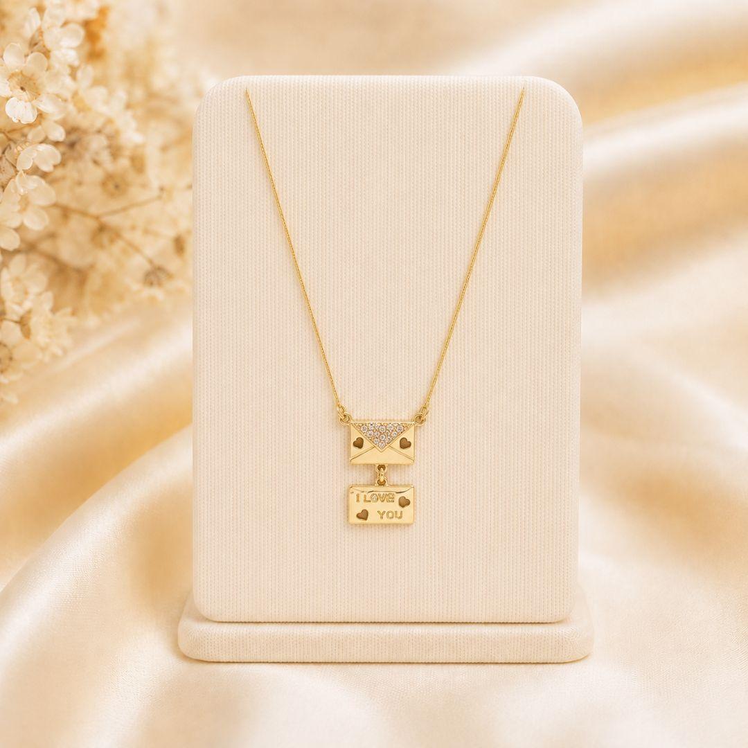 Gargantilha carta cravejada I love you na cor cristal banhado a ouro 18K TAM45CM