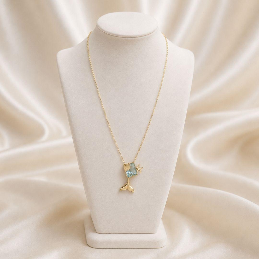 Gargantilha com pedra retangular na cor agata azul ceu com estrela do mar cauda e concha banhada a ouro 18K TAM45CM